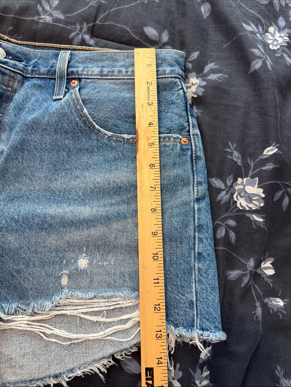 Women’s Levi Button-Fly Denim Shorts Size 34 - Picture 11 of 14